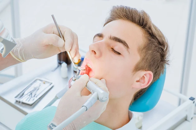 Behandlung_junger_Mann_209908249-cs.jpg (Bild: ©bravissimos - stock.adobe.com)