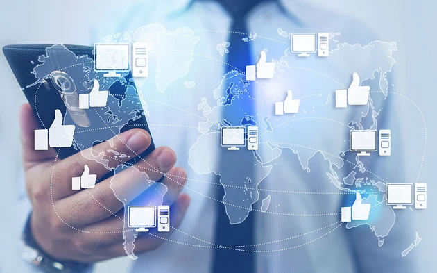 Handy_Mann_Vernetzung_110816043-cs.jpg (Bild: ©natanaelginting - stock.adobe.com)