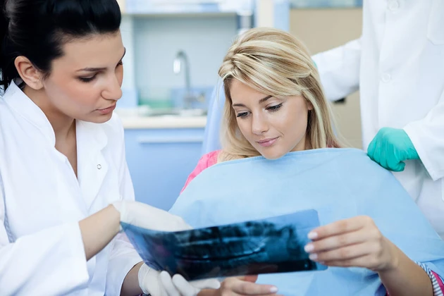 Zahnärztin_Patientin_Röntgenbild_51202954-cs.jpg (Bild: ©luckybusiness - stock.adobe.com)