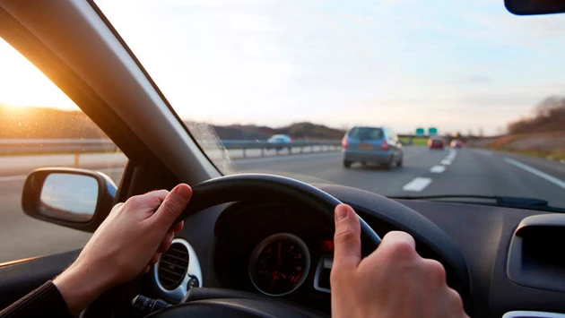AdobeStock_65314136_Autofahren zur Arbeit.jpg (Bild: Anya Berkut)